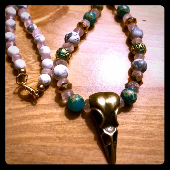 Howlite Quartz Raven Crow Skull necklace - Picture 1 of 3